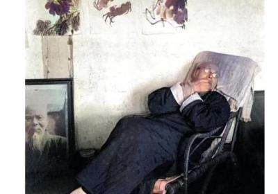 1948年，齐白石正躺在椅子上悠然嗑着瓜子，墙上的三副画惹人注目|绘画