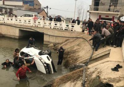 一辆汽车翻入河中，40多名村民自发救援