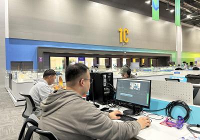 为报道亚运，蒙古国记者千里迢迢搬来台式电脑
