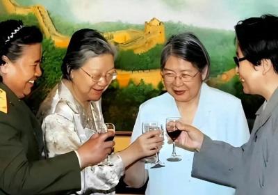 2003年，李敏，李讷，邵华，思齐同框，四位姐妹难得的一次聚会