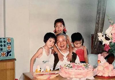 1983年，粟裕将军76岁生日，大孙女粟娜活泼可爱，紧紧抱着祖父