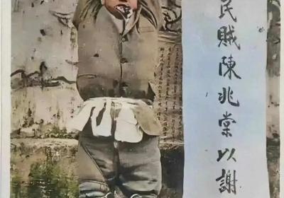 1911年，知府陈兆棠被绞死后的罕见画面，嘴里还被人塞满了干粪