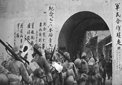 日军入侵东莞真实场景！士兵坐在虎门炮台上，表情一脸的轻蔑