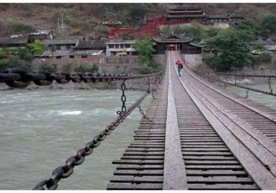 飞夺泸定桥时，刘文辉为何不直接炸桥而是拆除木板？