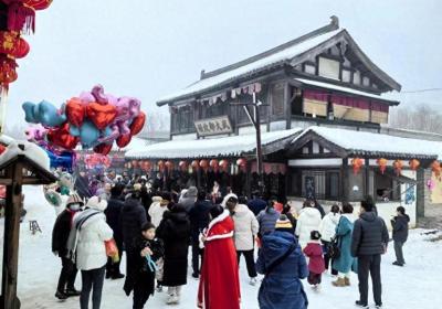 “梁山雪乡”景区亮相，游客体验宋代冬日世界