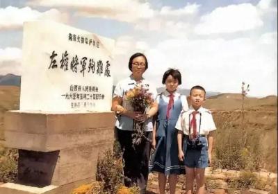 1982年，左权女儿左太北，带领儿女祭奠父亲，手捧鲜花，寄托哀思
