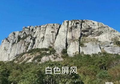 台州有座山，山顶尽白岩，岩下现巨洞，洞内藏古寺